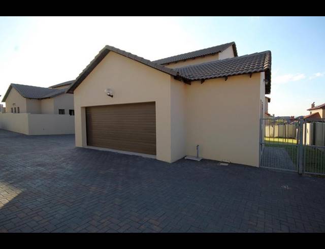 3 BEDROOM HOUSE FOR SALE IN THATCHFIELD